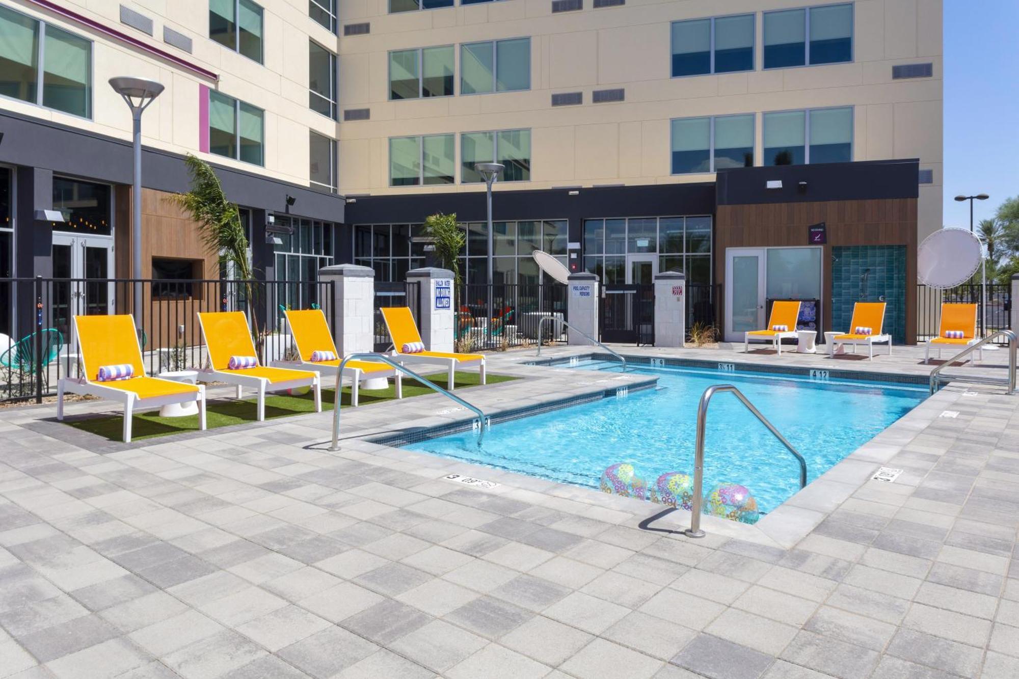 Aloft Glendale At Westgate Hotel Exterior photo